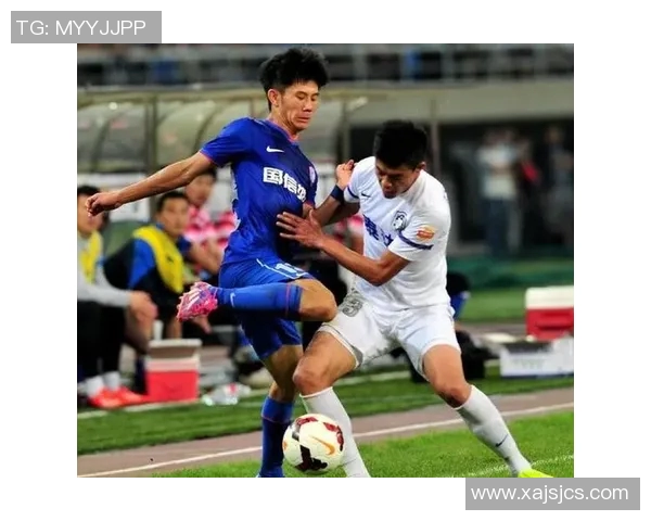 足球明星男生的时尚礼服照片展现魅力与风采